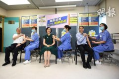 澳门永利网站 资料图：香港食卫局长陈肇始(左三)、医管局主席梁智仁(左一)及