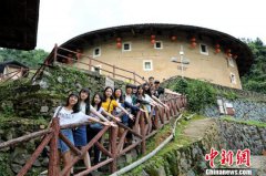 澳门永利网投 厦门银行实习导师游心敏(右)了解台湾学生实习情况